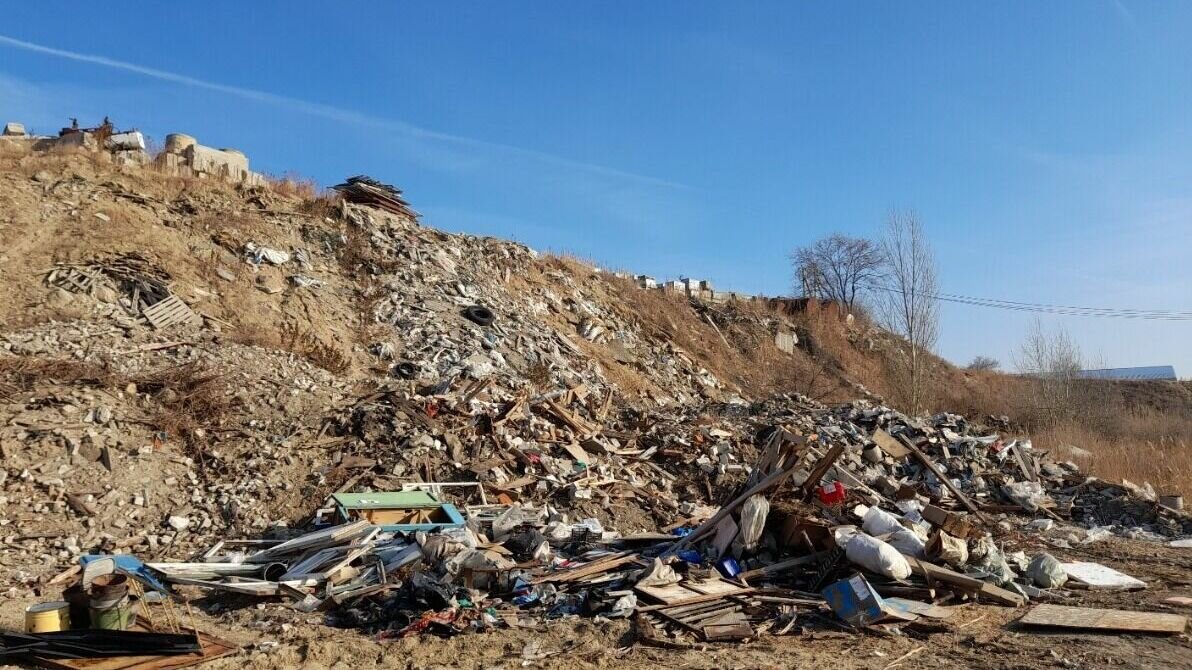     ООО «Компания Красота под ногами» сбросило отходы производства и потребления в овраг в Дзержинском районе Волгограда, устроив насыпь высотой 10 метров. Таким образом, фирма нанесла окружающей среде ущерб в 3,9 миллиарда рублей.