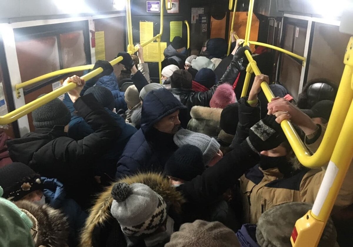 Обычная обстановка в общественном транспорте.