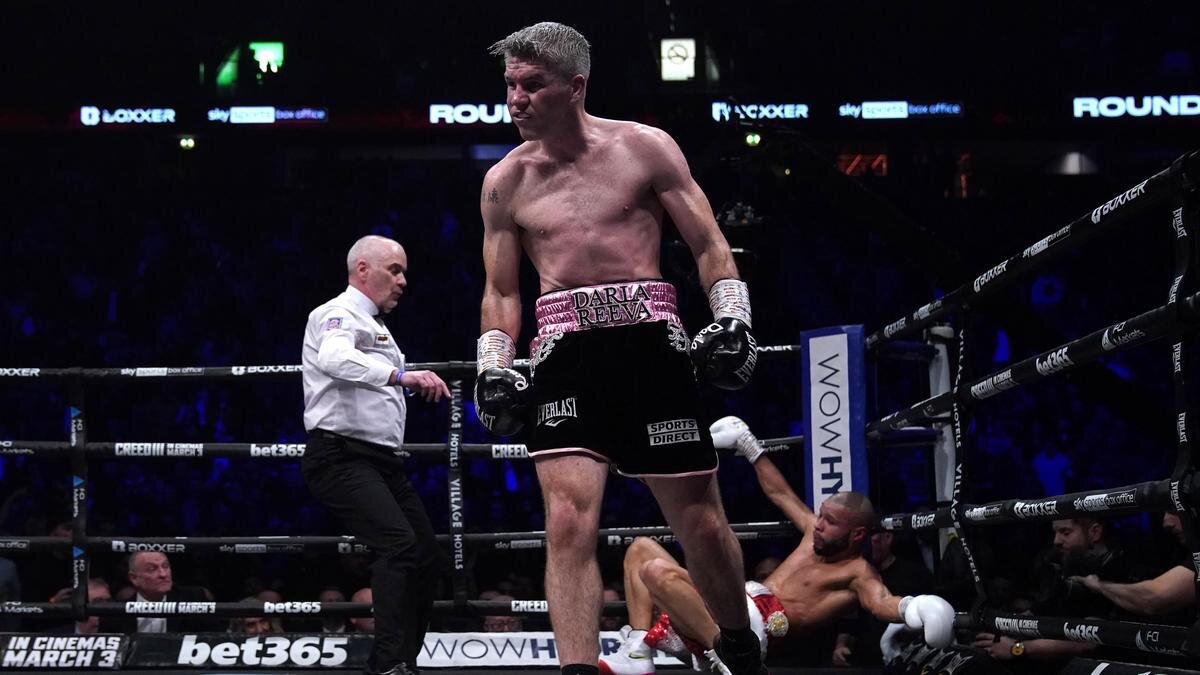    Боксер Лиам Смит отправляет в нокдаун Криса Юбенка-младшего:Nick Potts/PA Images via Getty Images