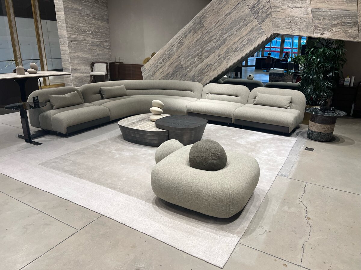 Экспозиция мягкой мебели с округлыми формами. Istanbul Furniture Fair 2023