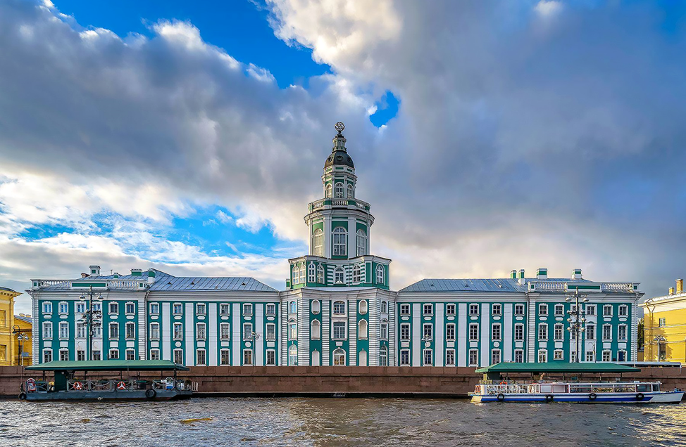 Открытие Кунсткамеры при Петре I стало важным событием для отечественной науки. Это был первый музей, открытый в России императором Петром I в 1714 году.