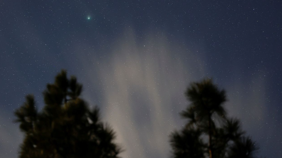 Зеленая Комета 2023 с земли. Небесные явления. Комета в небе. Ночные небесные явления.