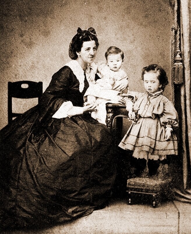 Е.П.Верёвкина (ур.Дараган) с детьми Марианной и Петром . (1864г)