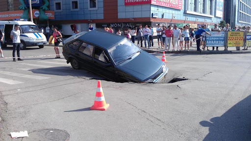 Почему авария с ямой на дороге считается ДТП, как найти виновных и получить компенсацию. 