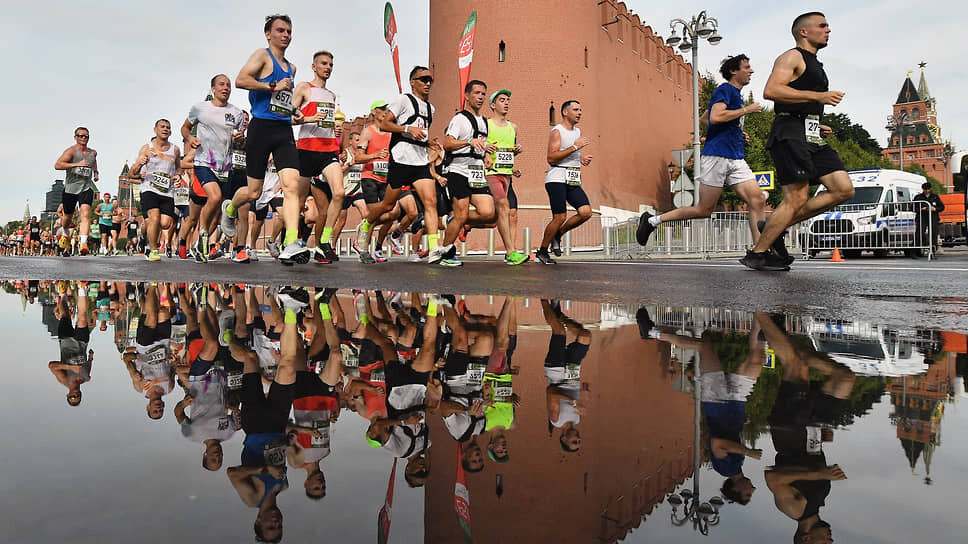    Марафонцы на Кремлевской набережной Игорь Иванко/Коммерсантъ