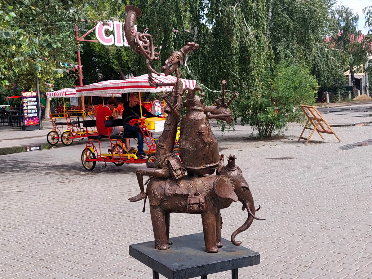 Скульптуры А. Капралова. Яровое, август 2023. Фото автора. 