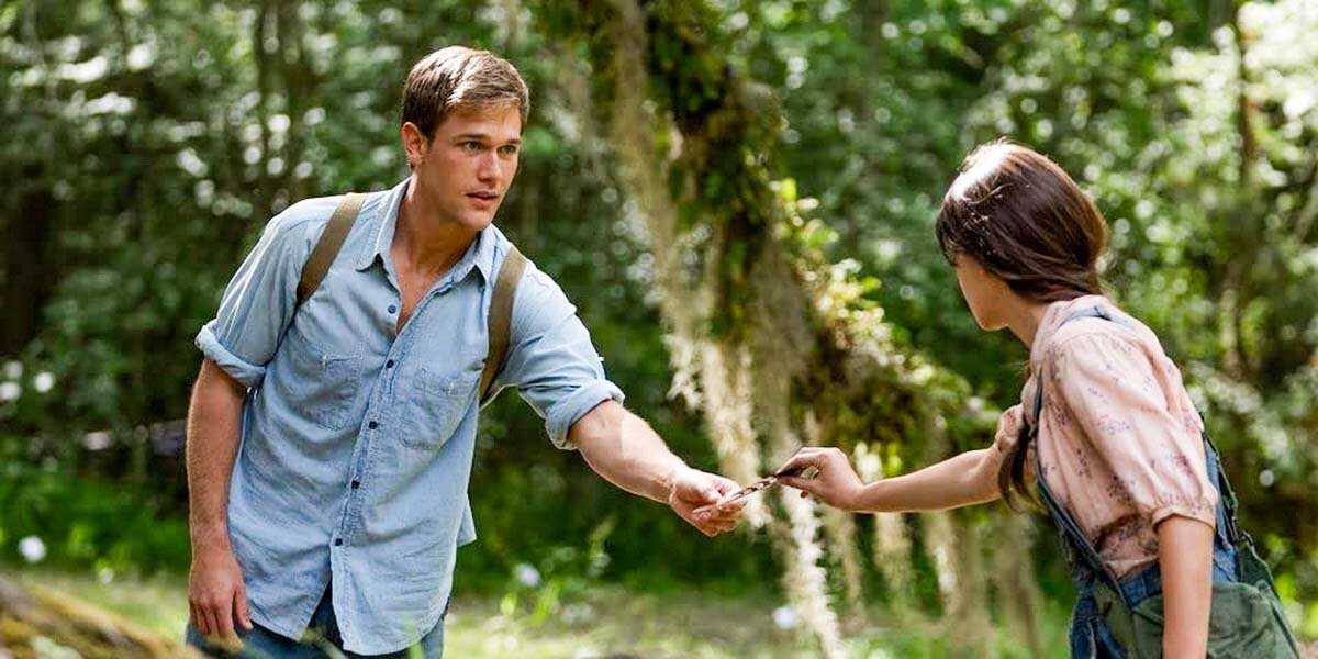 Первое знакомство Каи с Тейтом. Кадр из фильма "Там, где раки поют", 2022 г. 