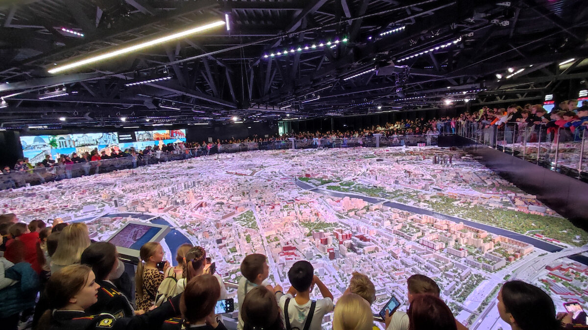 Народу очень много сегодня 