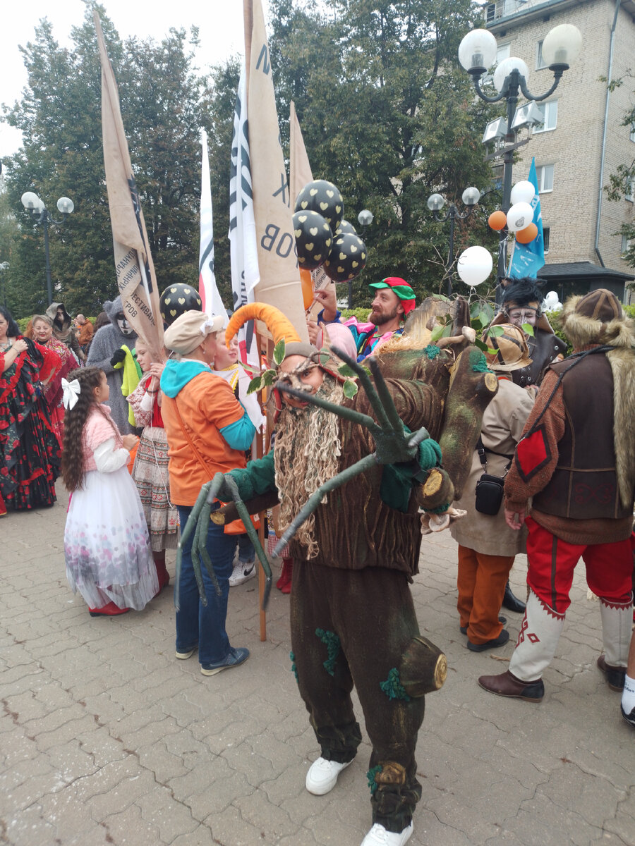 Нашему городу -877, но он  как всегда молод, красив, хорош собой, да ещё в в полном расцвете сил, радует своих жителей и гостей, историческими  памятниками, итересными музеями, замечательными...-72