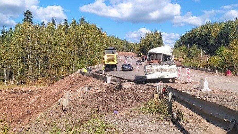     Накануне в ДТП с рейсовым автобусом пострадали пассажиры, в том числе — маленький ребенок.