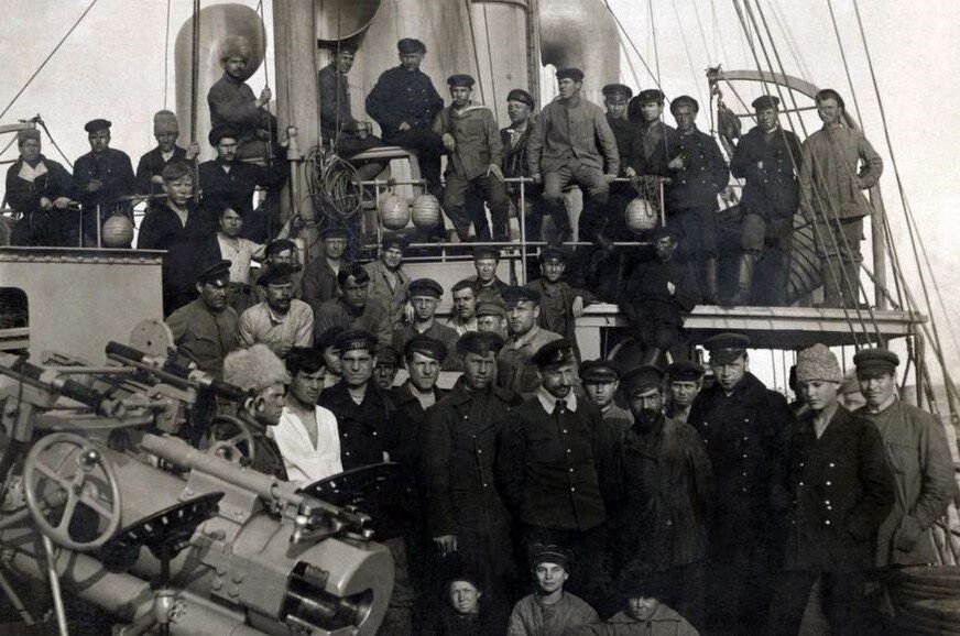 Экипаж судна Волжской флотилии. Фото из открытых интернет источников.