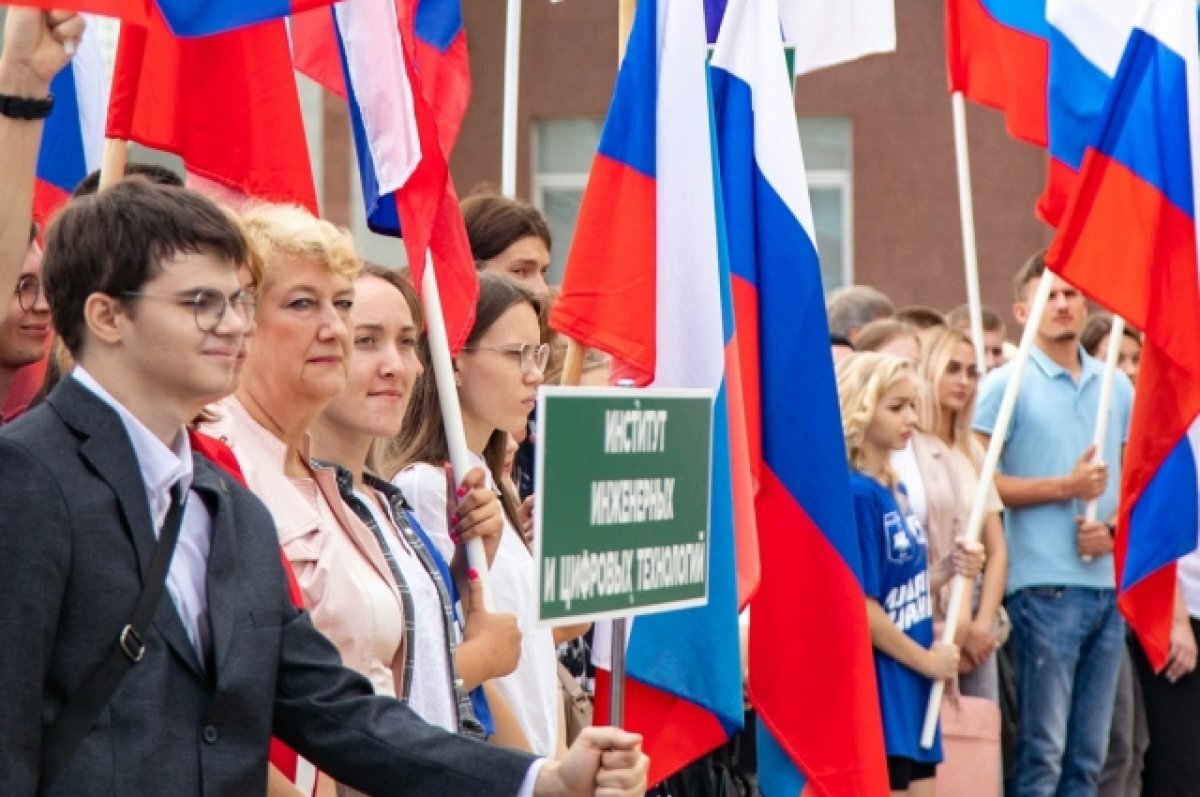    Политику не вынесешь за скобки.