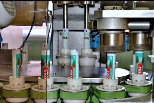 На самом деле цветные метки на тюбиках – это всего лишь «разметка», которая нужна роботу конвейера, чтобы правильно отрезать заготовку для тюбика. Датчик конвейера считывает нанесенную метку на движущейся ленте заготовки для тюбиков и в этом месте режет ее. 