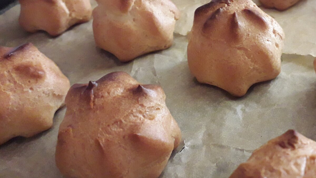 Торт из профитролей. Профитроли со сметанным кремом. Профитроли со сметанным кремом. Торт горкой из профитроли в сметанном креме. Профитроли со сметанным кремом.