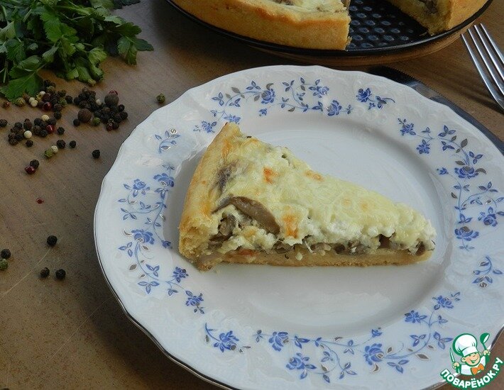 Предлагаю попробовать рецепт открытого пирога с вешенками и сливочной заливкой. Пирог получается сытным, вкусным и ароматным! Тесто для пирога используется весьма интересное, без яиц и сливочного масла, так что вполне подойдет для постной выпечки!