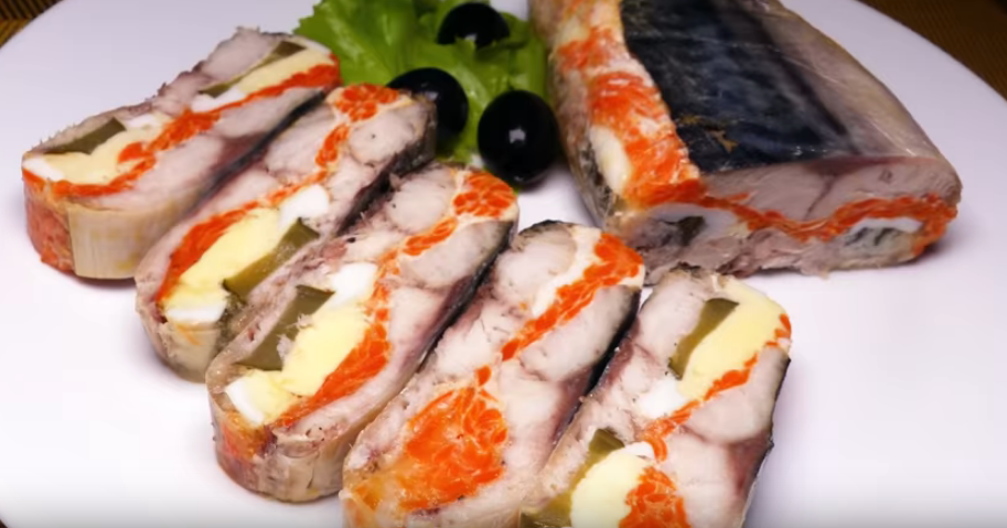 Сегодня будем с вами готовить действительно простое, но очень вкусное блюдо. Ингредиенты, используемые в данном рецепте доступны каждому. Удивите своих родных и близких тем, что из простой скумбрии можно приготовить действительно царское блюдо. В данном рецепте потребуются те перечисленные ниже ингредиенты, и ваше желание удивлять.