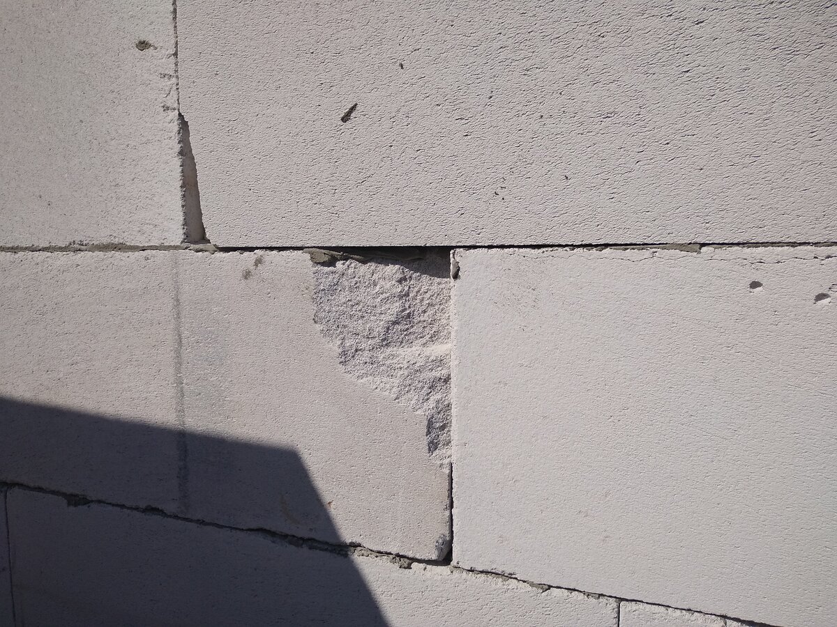 отделка фасада искусственным камнем. перегородочный блок аэробел. газобетон 3 сорт. пеноблок забудова. битые блоки.