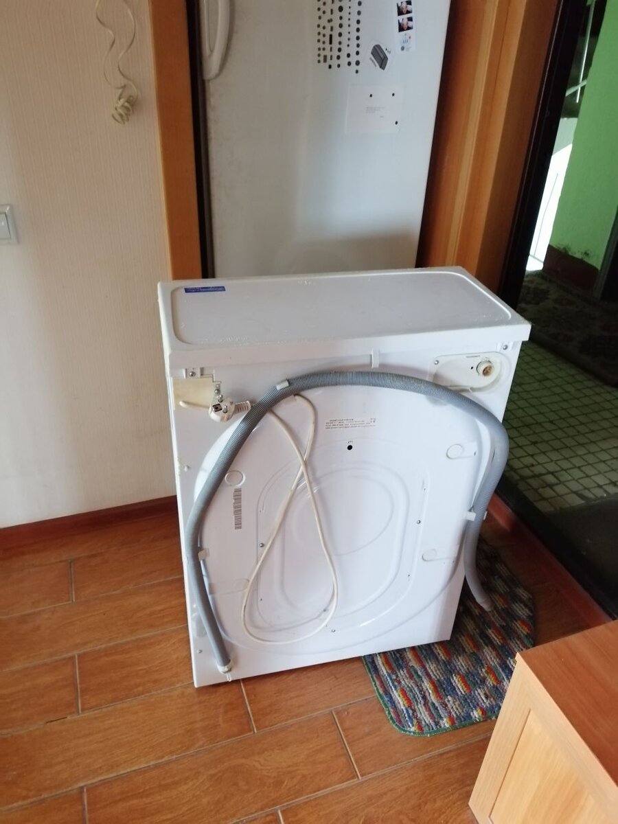 Стиралка отправляется в бессмысленное путешествие, так как ее отказались покупать в приемке