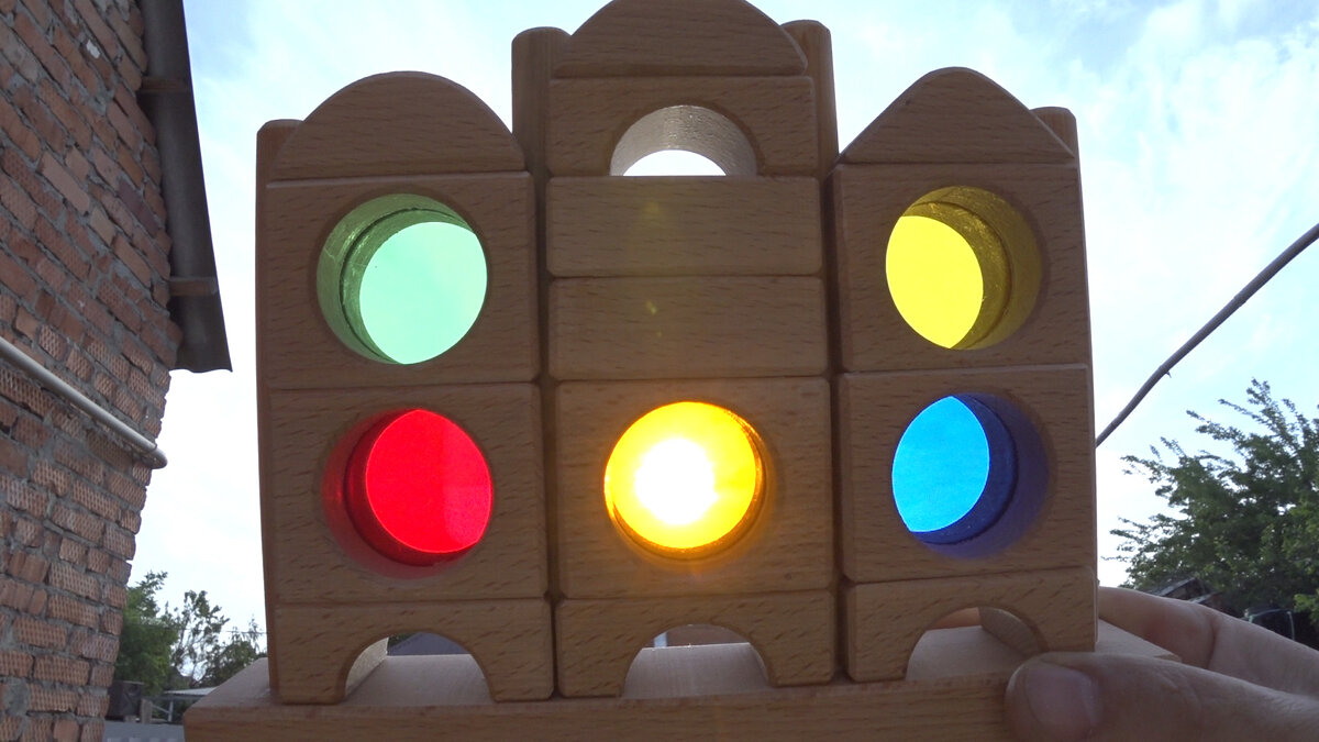 Игрушка получается очень красивой и яркой.