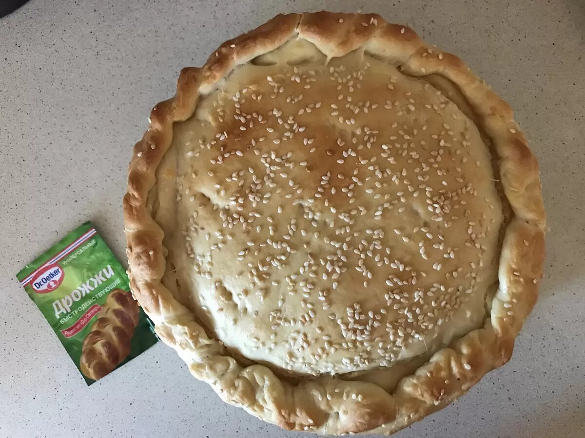  
Дрожжевой мясной пирог с грибами и сливками. Идеально для завтрака!