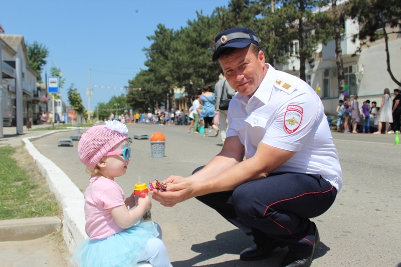 В международный День защиты детей сотрудники Темрюкского отдела полиции организовали проведение акции «Лето без опасности!». Заступив на охрану общественного порядка, полицейские взяли с собой конфеты, чтобы раздать детям. Также в рамках акции на центральной улице города сотрудники ДПС продемонстрировали ребятам патрульный автомобиль, на котором ежедневно несут службу. Стражи порядка показали специальные средства и видеонаблюдение, которыми оборудован служебный транспорт. 
С большим интересом разглядывали автомобиль не только дети, но и взрослые, все желающие садились в полицейскую машину и делали памятные фото.

Сотрудники ДПС поздравили детей с праздником, призвали не играть вблизи дорог и осторожно переходить проезжую часть по пешеходному переходу, пожелали безопасного лета и раздали конфеты.

 

Пресс-служба отдела МВД России по Темрюкскому району