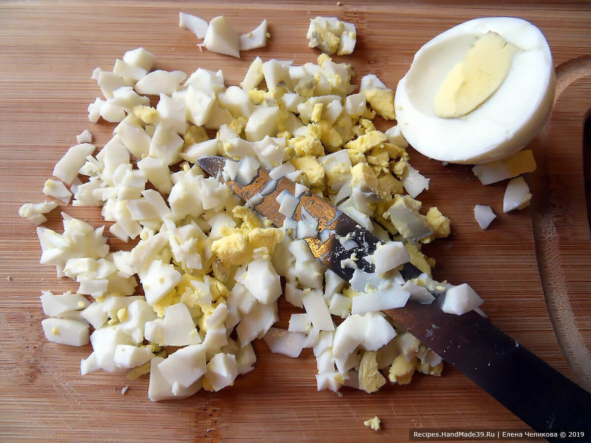 Варёные яйца измельчить.