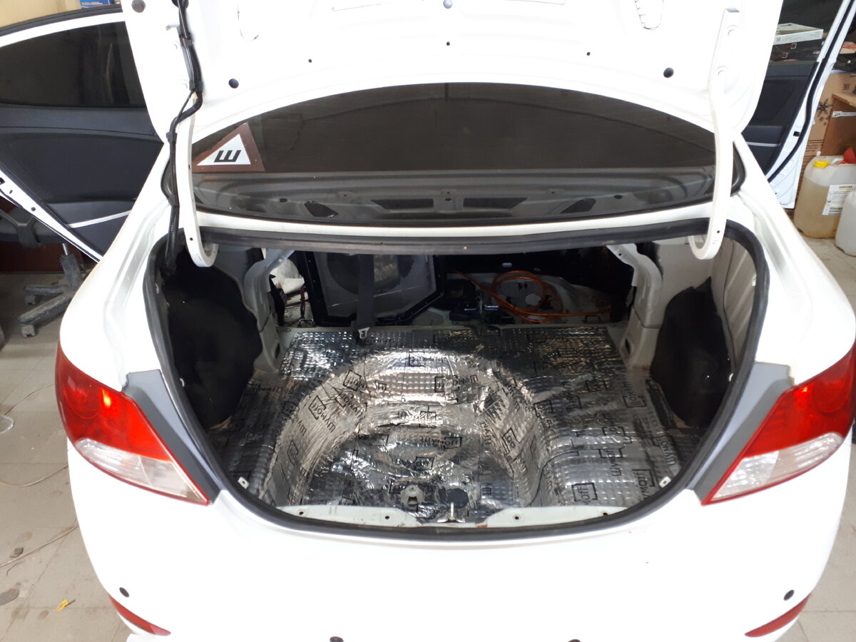 Шумоизоляция багажника Hyundai Solaris, здесь всё немного сложнее.