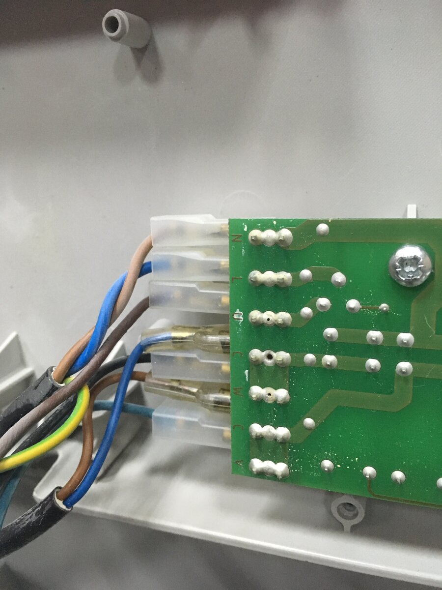 Правильное расположение проводов у шредера EBA 1324c 2x15 mm