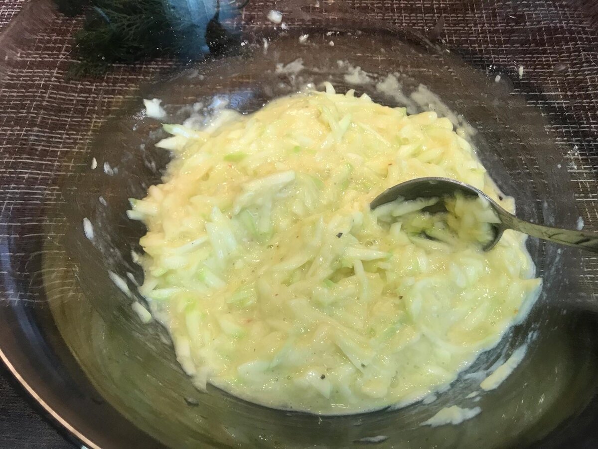 Блинчики из кабачков с сыром и чесноком на сковороде