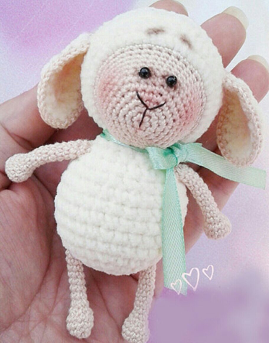 Здесь вы найдете описание игрушки. Она вяжется не сложно, справится даже новичок в вязании. 

Попробуйте!