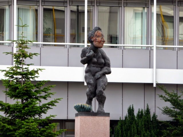 Афродита (Skulptur "Aphrodite") дюссельдорфского художника и скульптора Маркуса Люперца.