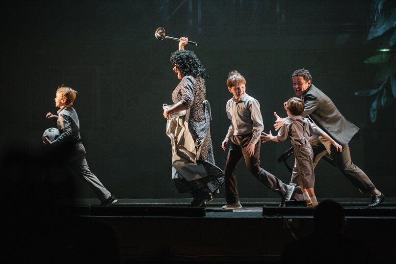 Сцена из спектакля "Римские каникулы"