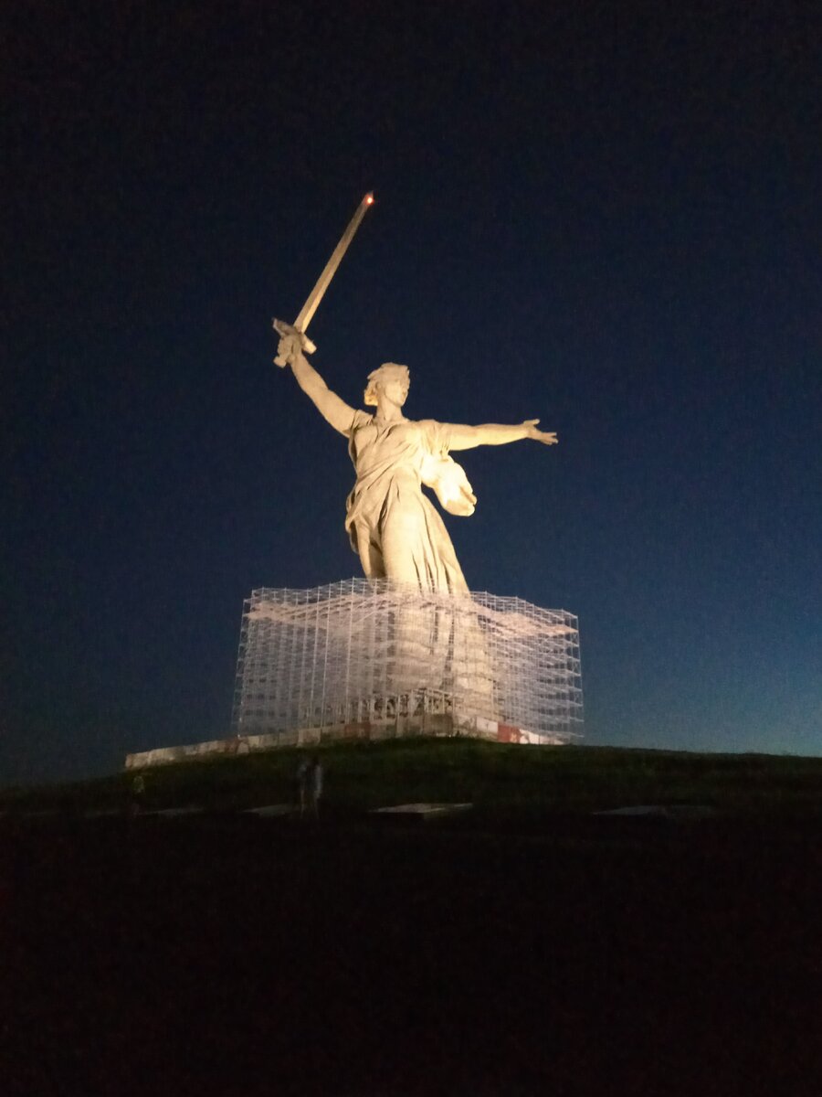 Памятник закрывают на капитальный ремонт, успели хоть не много посмотреть. 