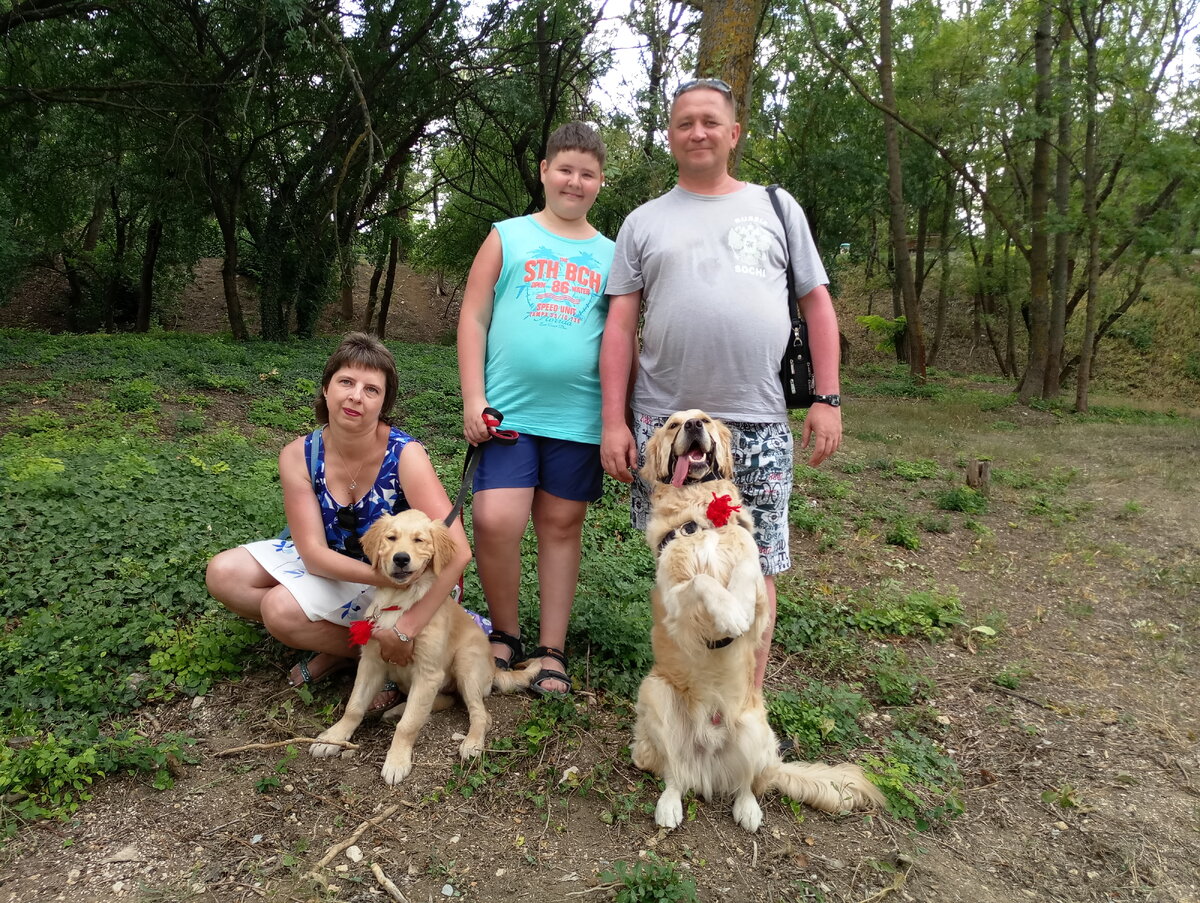 Семья из Красноярска - Татьяна, Антон и Александр. В первом ряду Ляля и Куба.