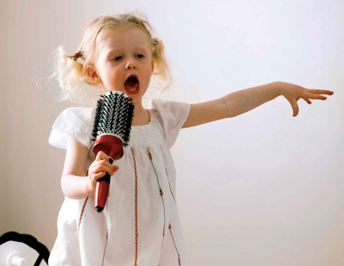 Вокальные таланты. Поет в расческу. Девочка с микрофоном. Дети поют. Ребенок с микрофоном.