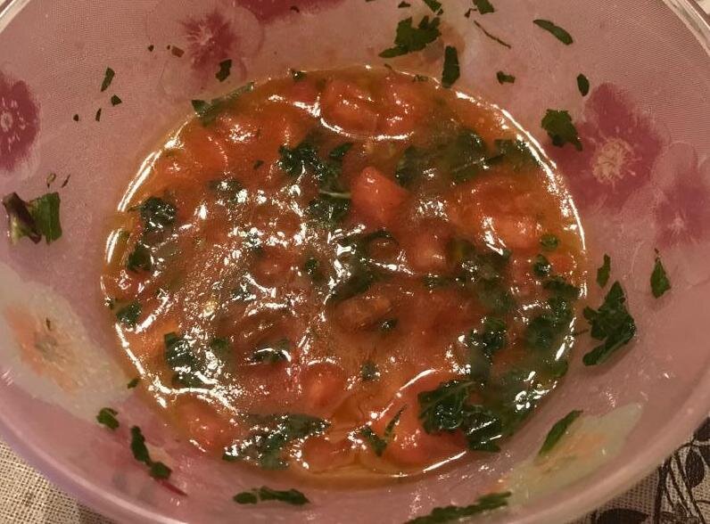 Соус из помидора, свежей мяты, оливкового масла и лимонного сока. Казалось бы, странное сочетание, но к треске подходит идеально.