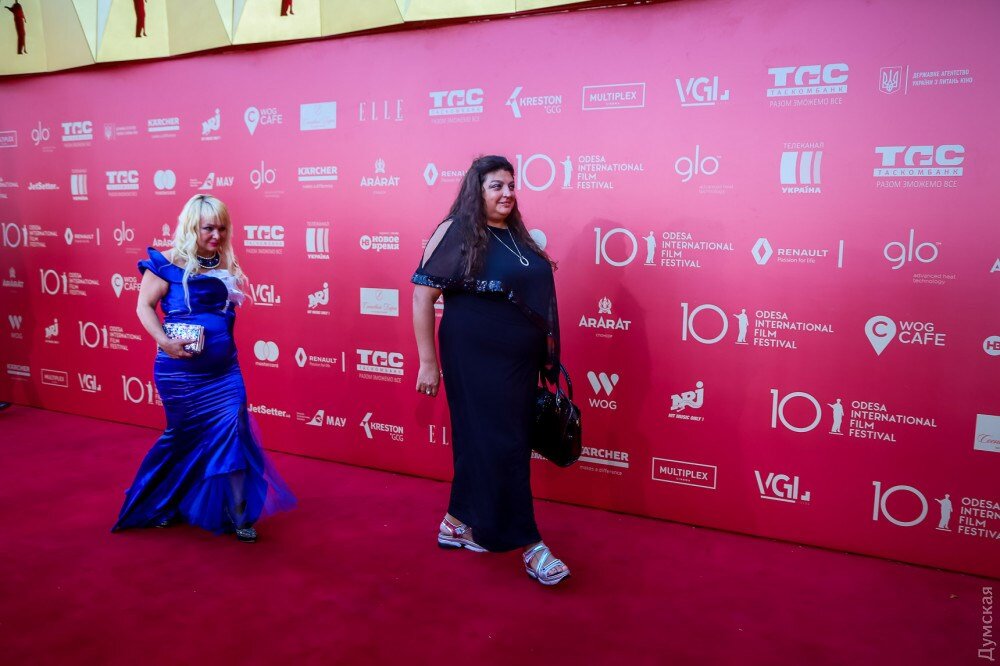    78 Красная дорожка одесского кинофестиваля. Да, Прони Прокоповны имеют вкус.entry is in top200 ratingradulovaJuly 20th, 12:54
"Одесский международный кинофестиваль это уникальное по своим масштабам и значимости событие, - с восторгом сообщает украинская пресса. - Каждый год на фестиваль съезжаются сотни знаменитых деятелей киноиндустрии. За фестивальную неделю Одесса превращается в огромную съемочную площадку, весь центр города наполнен знаменитыми артистами, режиссерами, продюсерами, музыкантами и связанными с киноискусством людьми. А в этом году фестиваль отмечает юбилейный 10 год своей работы и эта встреча будет еще более насыщенной на сюрпризы".
