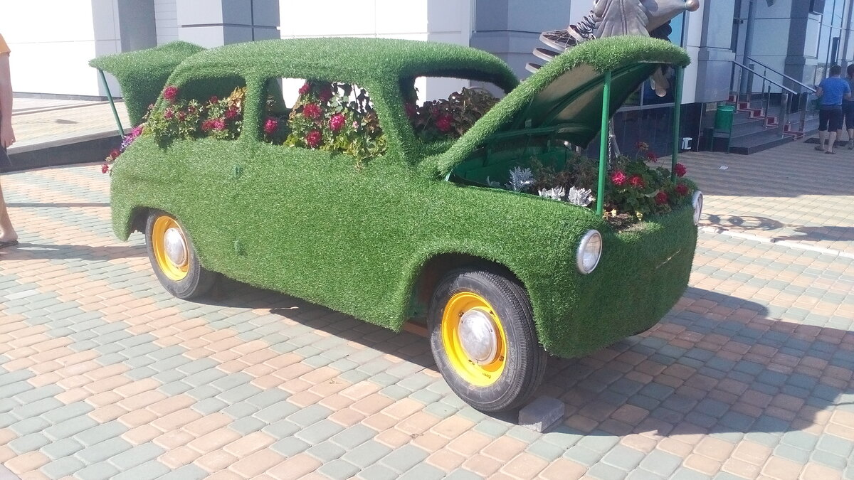 Запорожец в роли клумбы