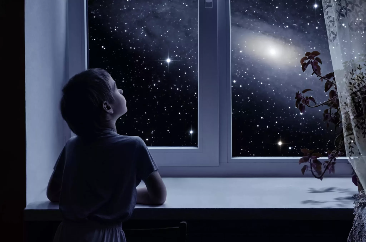 Мальчик ночь слова. Окно ночью. Мальчик у окна. Звезды на окна. Звездное небо в окне.