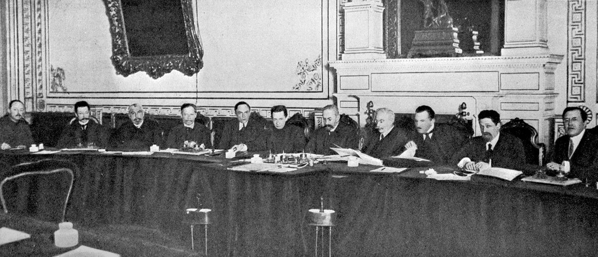 Заседание Временного правительства в 1917 году. Источник: https://bigenc.ru/domestic_history/text/2333601
