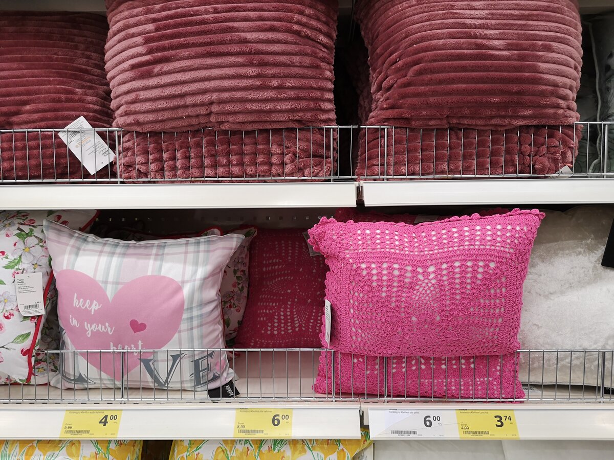 В Токмани продаются подушки с кружевами