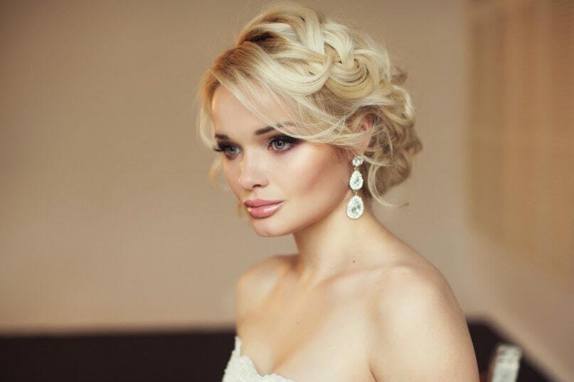 Прически на свадьбу для каждого типа волос и формы лица