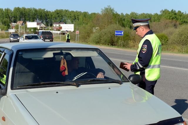 К примеру, в одном конце населенного пункта дежурят полицейские, следящие за соблюдение скоростного режима, а на другом разместился экипаж, контролирующий использование световых приборов. Если кто-то из водителей начинает активно моргать, его останавливают.