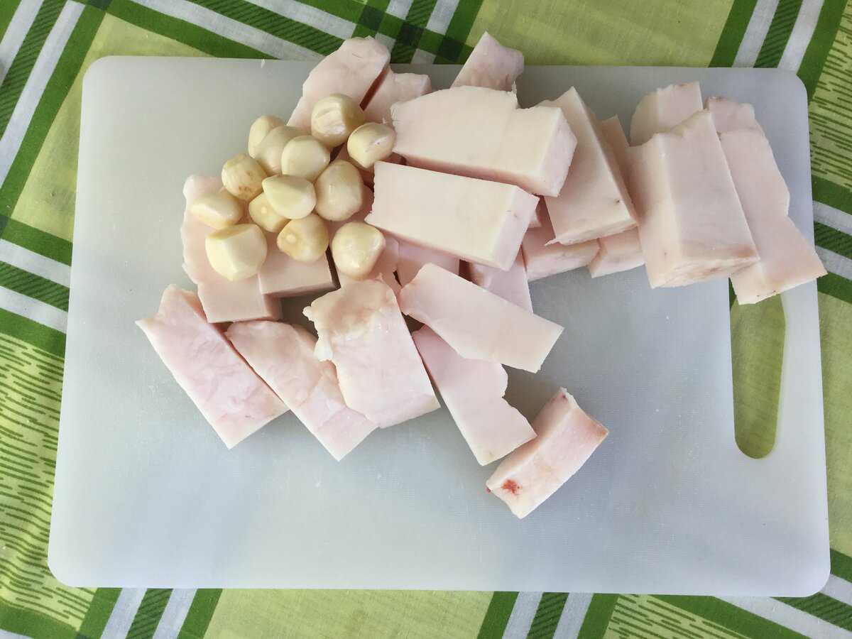 Нарезанное сало и чищенный чеснок