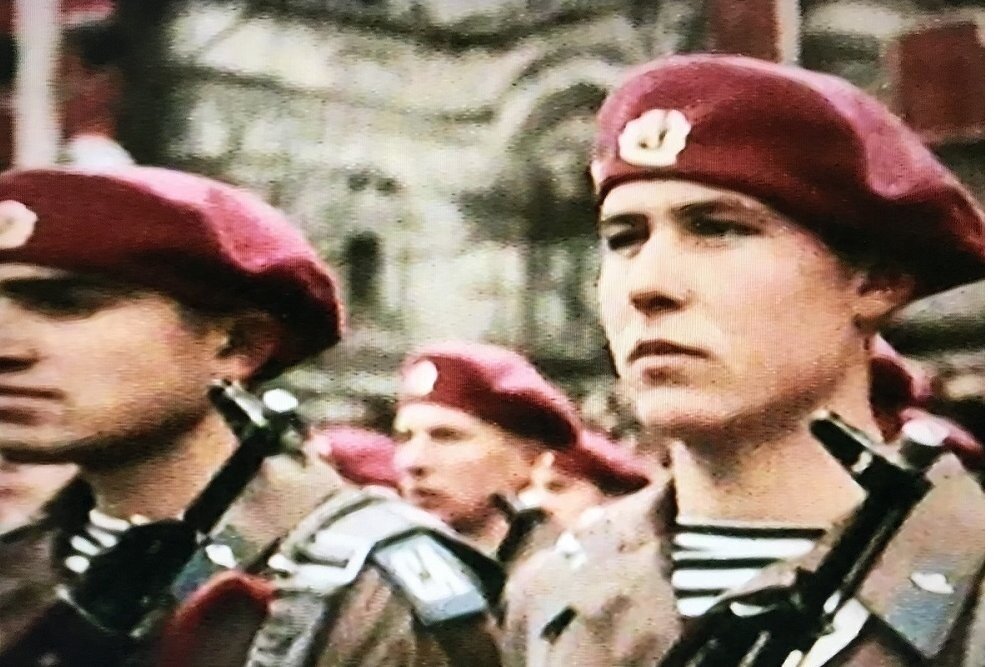 Малиновый берет пришёл к нам от британцев, их десантники до сих пор носят берет малинового цвета. 
