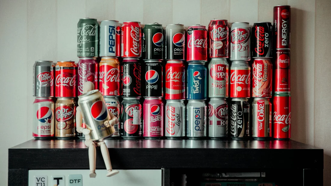 Девятая банка во втором ряду гордится, что она с сахаром