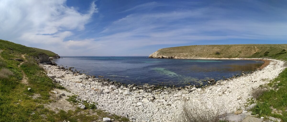 Каменистые бухты с белым камнем.