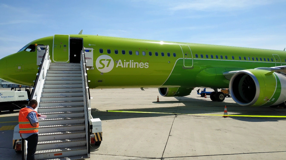 Самолёт s7 Airlines. Салатовый самолет s7. S7 2008. Парк самолетов s7. Авиарейсы s7