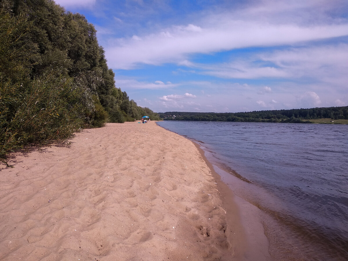 песчаный берег реки