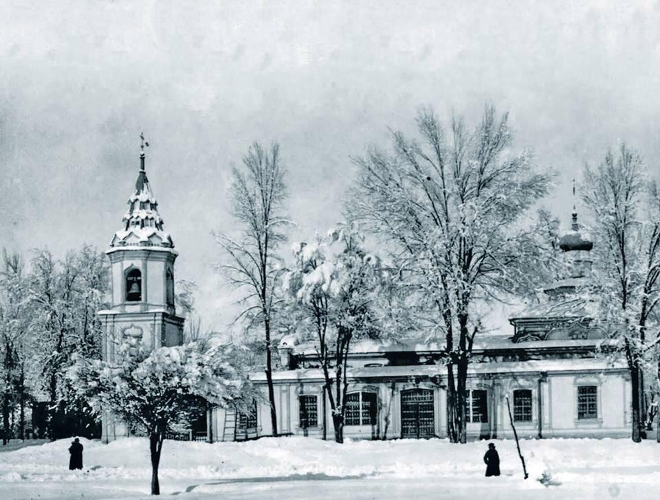 Иосифо-Георгиевский Собор зимой. Как церковь функционировал с 1868 по 1909 год. Как собор с 1909 по 1931 год. В 1931 — 1994 году: сначала кукольный театр, потом пельменная. В 1995 году снесен.